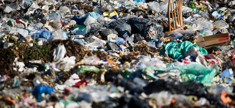 100 köbméternyi szemét gyűlik egy falu határában