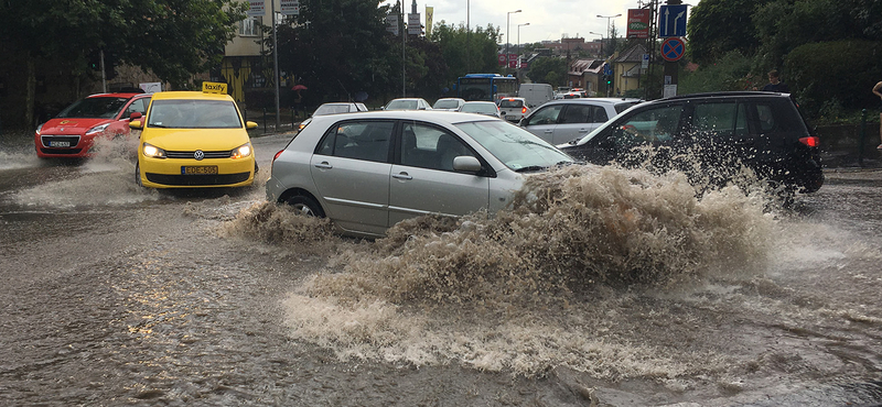 Telibe kapta az eső Budapestet, özönvíz az utcákon – fotó, videó