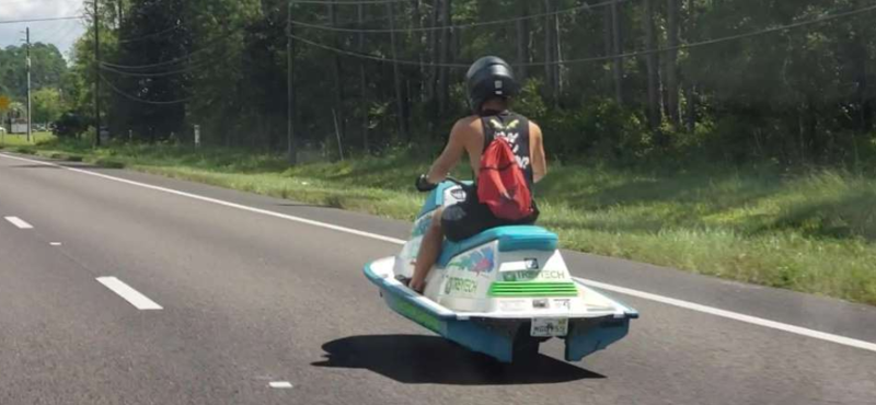 Egy jetski robog az autók közt a forgalomban – videó