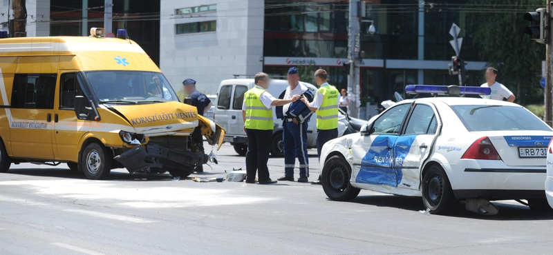 Fotó: koraszülöttmentő karambolozott egy rendőrautóval