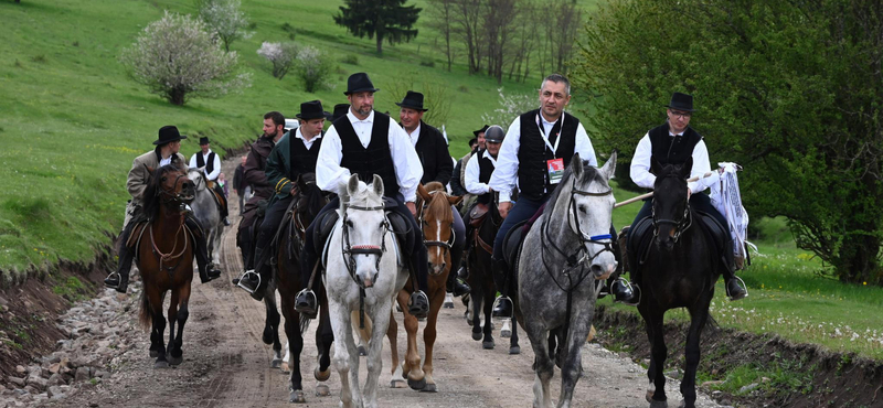 Lovon járta végig a nemzetpolitikáért felelős államtitkár a csíksomlyói búcsút, Semjén is feltűnt a misén