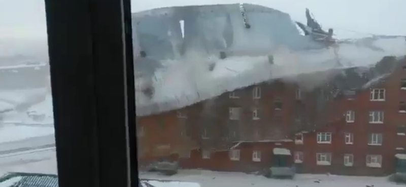 Itt még tombol a tél, óriási háztetőt tépett le a szél – videó