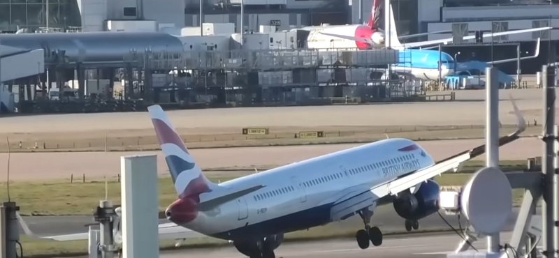  Videó: Majdnem feldöntött a szél egy repülőgépet leszállás közben a Heathrow repülőtéren