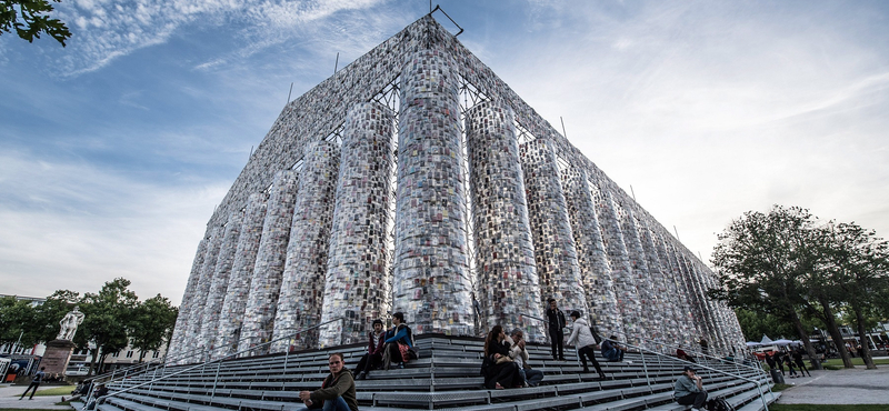 Elképesztő, könyvekből felhúzott épületet kapott egy német város