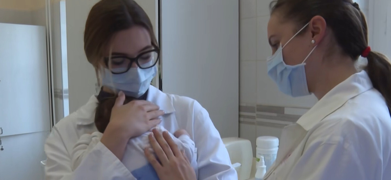 Egyetemista önkéntesek gondozzák a kórházban hagyott csecsemőket Szegeden