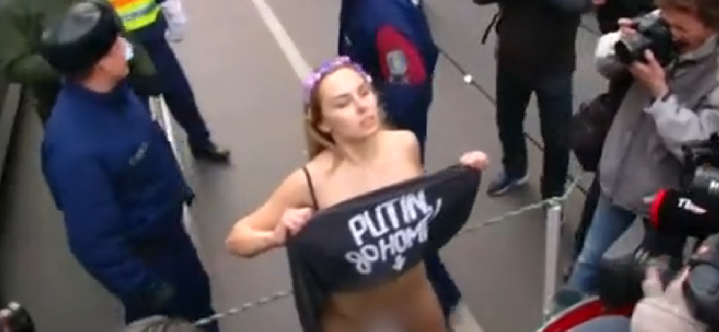 Videó: "Hölgyem, hölgyem" - mondja a magyar rendőr a Budapesten vetkőző Femen-aktivistának