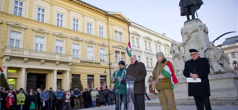 Csurka a kormány mellett tüntetett