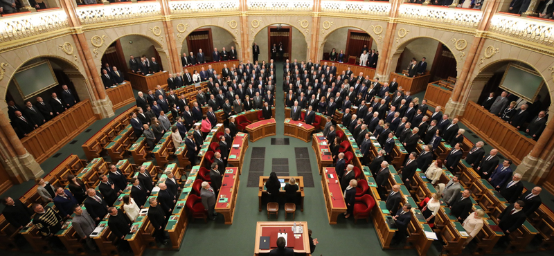 Letették az esküt a képviselők, Hadházy Ákost kivéve – ez történt a parlament alakuló ülésén