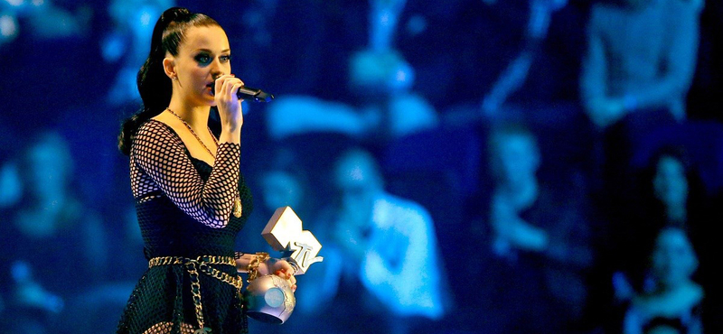 Katy Perry Grammy-ruhája lett az internet kedvenc mémje