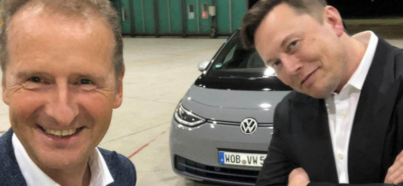 Videó: Elon Musk a VW vezérével kocsikázott egyet a németek villanyautójában