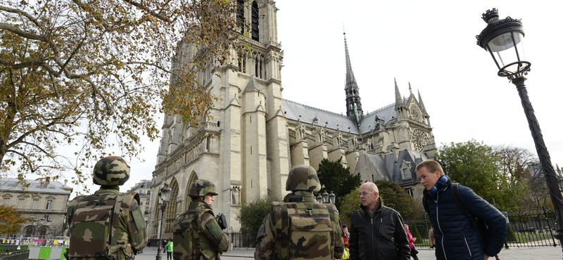 16 "lefejezett" szobrot emeltek le helikopterrel a párizsi Notre Dame-ról