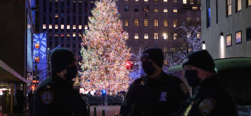 Egyszerre négyen és mindössze öt percig nézhetik Rockefeller Center karácsonyfáját