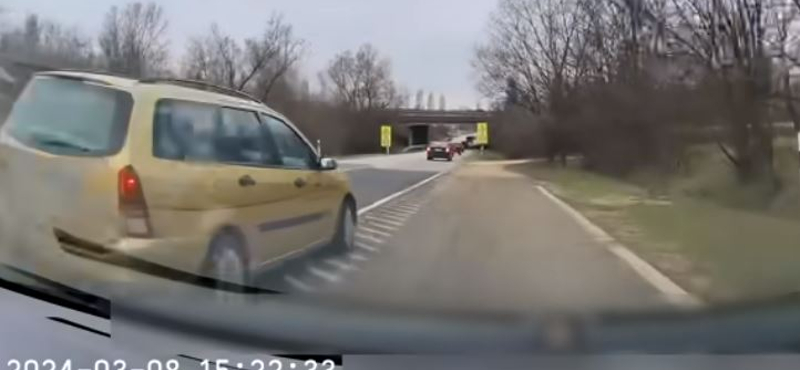 Büntetőfékezett, majd a kormányt is ráhúzta egy autós a másikra – videó