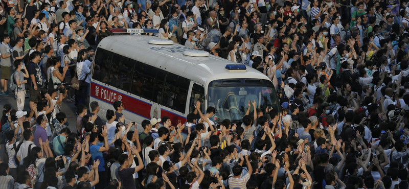 Egész éjszaka folyt a harc Hongkongban