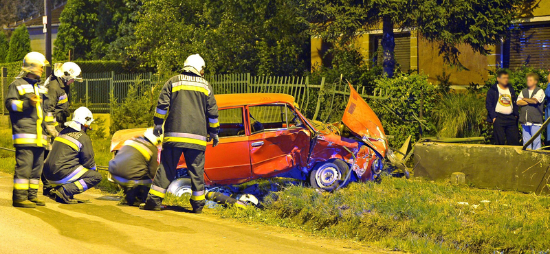 Fotók: a rendőrök elől menekült, fennakadt a kerítésen egy autó