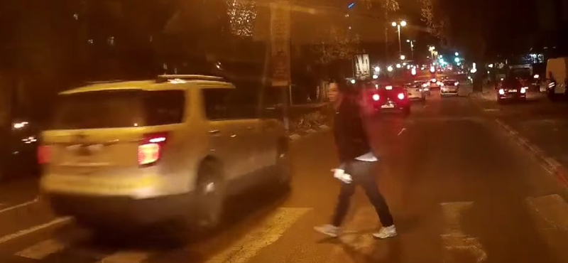 Instant karma: nem engedte át a gyalogost a zebrán, ráfizetett a terepjárós – videó