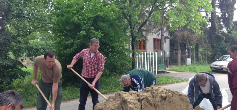 Fotó: Gyurcsány bedobta magát az árvízi védekezésbe