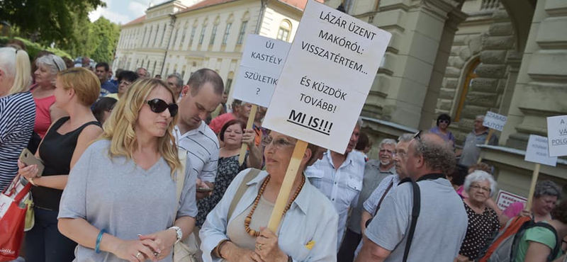 Tüntetők várták Lázárt a hódmezővásárhelyi közgyűlésben - videó