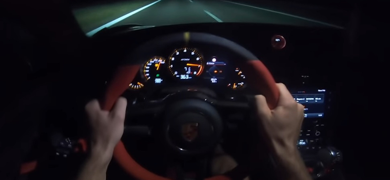 363 km/h-nál videózta száguldását autópályán egy Porsche sofőre