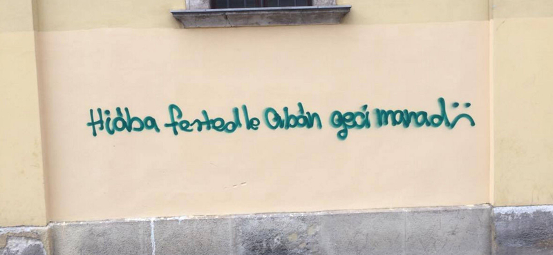 Fotó: nem tágít az ismeretlen Orbán-graffitiző