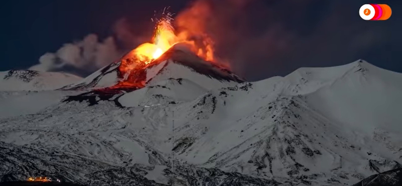 Látványos videó arról, ahogy a havas Etna lávát lövell az ég felé