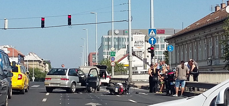 Motorossal ütközött egy autó a Váci úton