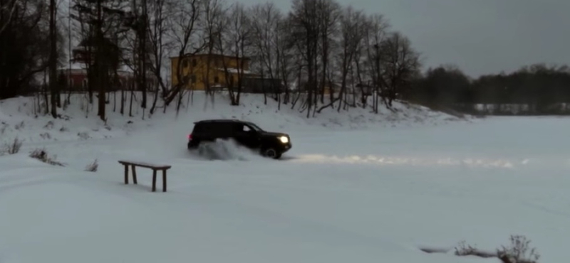 Befagyott tavon driftelt a Toyotával, nagyon nem kellett volna – videó