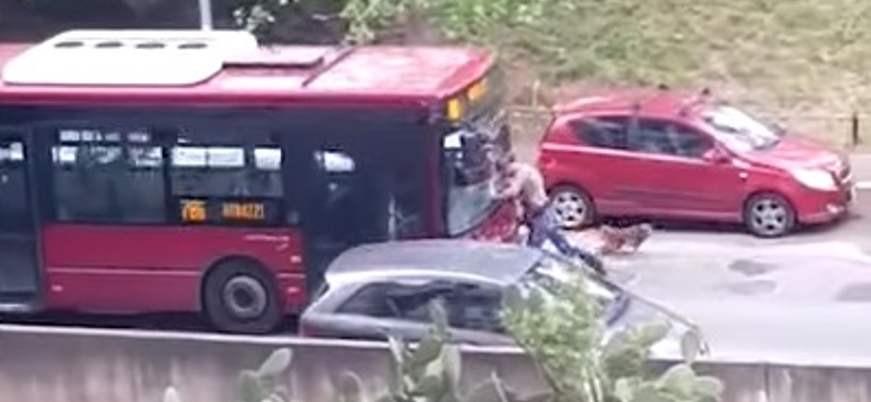 Videó: Szándékosan hajtott neki egy embernek a római buszsofőr