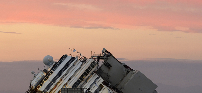 Genovában szedik szét a Costa Concordia roncsát