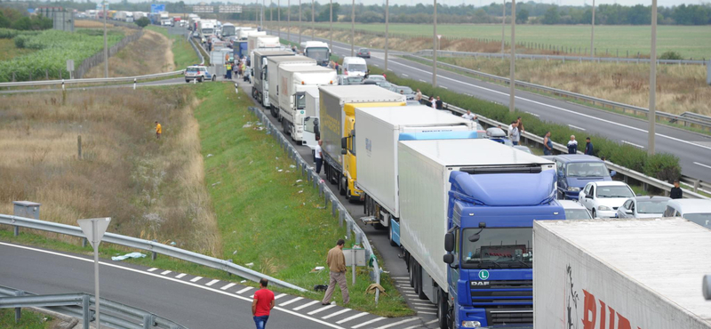 Ismét ellenőrzik az autósokat Hegyeshalomnál