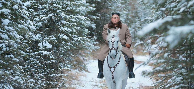 Kim Dzsong Un lóra pattant, és egy hegy tetejéig ügetett, hogy elmélkedjen – fotók