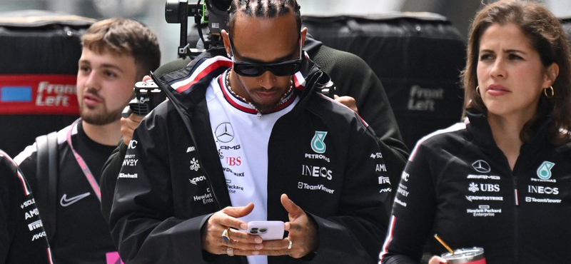 Máris bajba került Silverstone-ban Lewis Hamilton