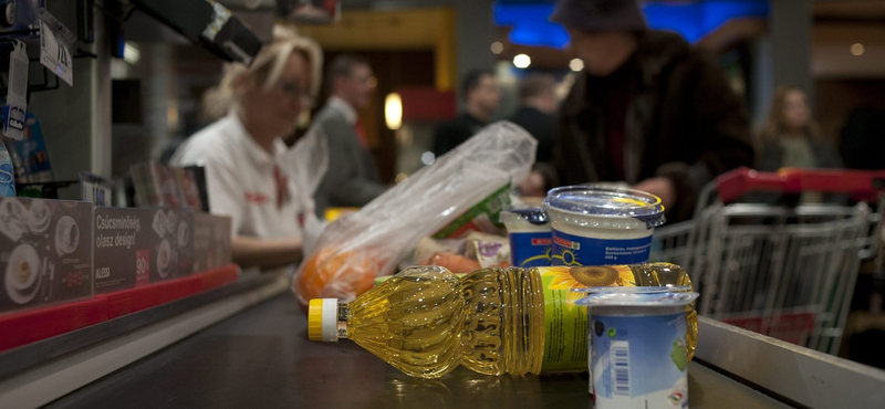 Hiába emelik a bért, nincs kit a pult mögé állítani