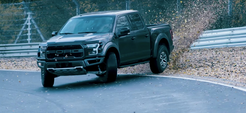 Őrült látvány, ahogy a Nürburgringen driftel a Ford F-150 Raptor – videó