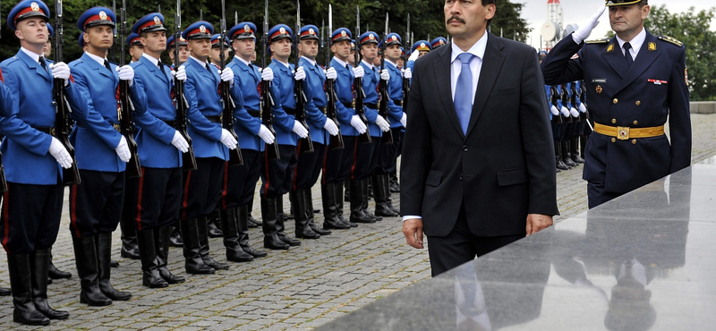 Áder bocsánatot kért Belgrádban a magyar háborús bűnökért