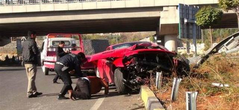 Ukrán focista tört ripityára egy Ferrari Californiát – fotók