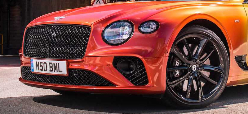 Szivárványos luxuskabriót készített a Bentley a brit Pride-ra