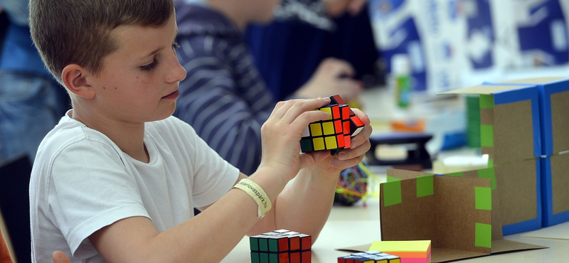 Elkelt a Rubik-kocka, 15 milliárdért megvette egy kanadai játékgyár