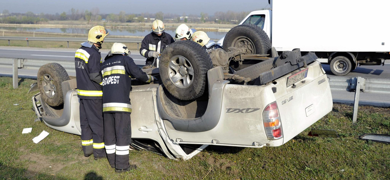 Felborult terepjáró miatt torlódik az M0-s