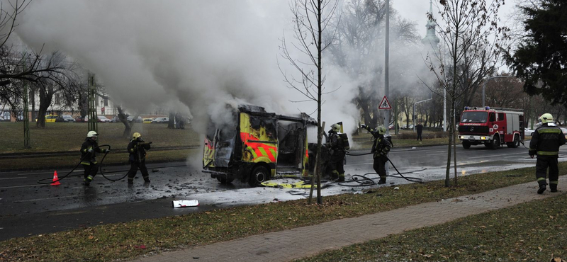 Teljesen kiégett egy mentőautó a fővárosban - képek