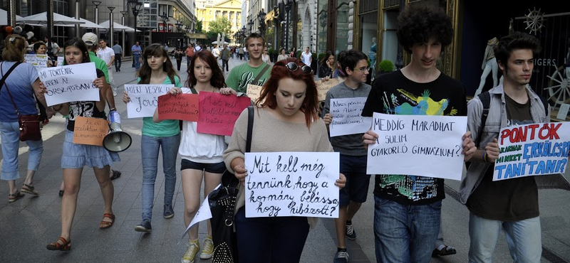 Flashmob: Hoffmanntól kérdeztek a diákok