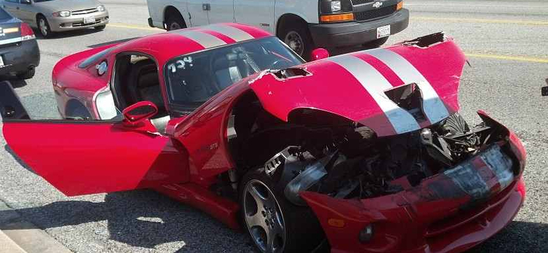 Autóbusz alatt végezte egy Dodge Viper - fotó