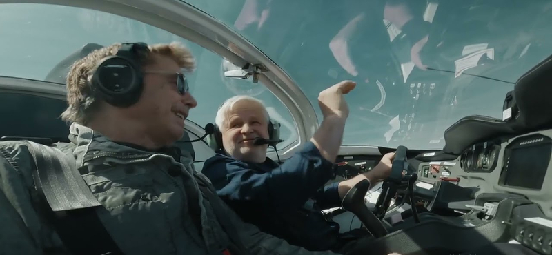 Világsztár volt a szlovák repülő autó első utasa – videó