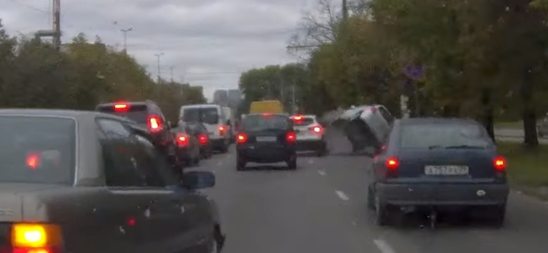 Ezért kell sávváltás előtt mindig belenézni a tükörbe – videó