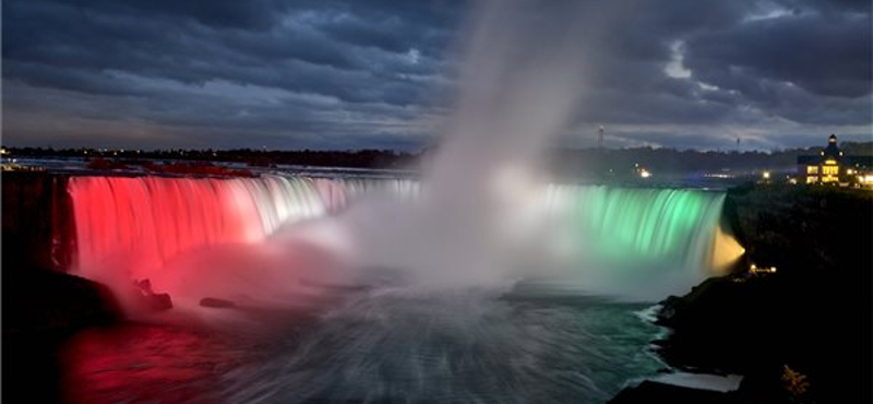 Magyar nemzeti színekbe borult a Niagara-vízesés