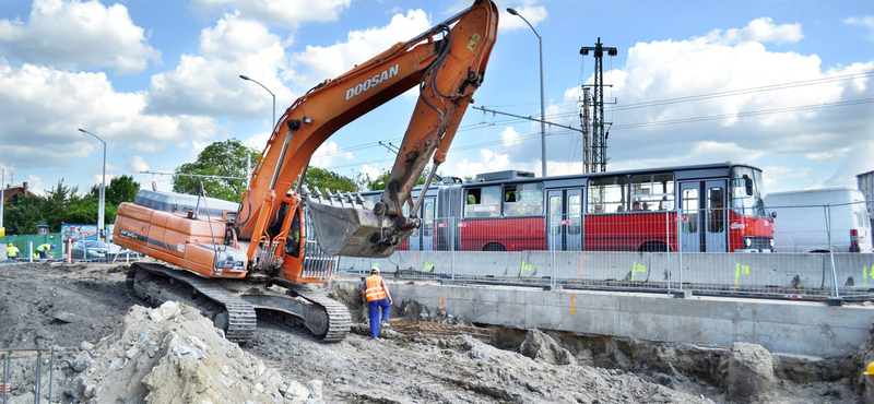 Fotó: kettévágták a Százlábú hidat, a fele lassan eltűnik