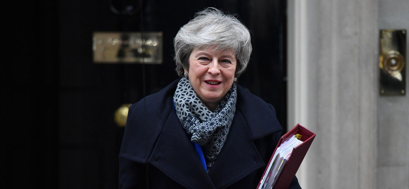 Theresa May: a nagy túlélő párducmintás cipőben