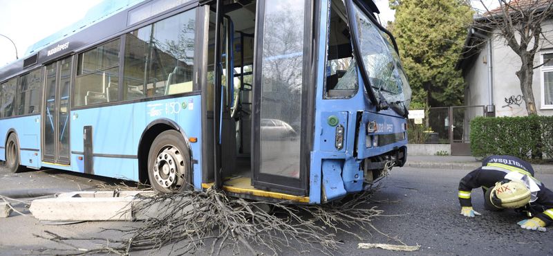 Autókkal ütközött egy BKV-busz, villanyoszlop is dőlt – fotók