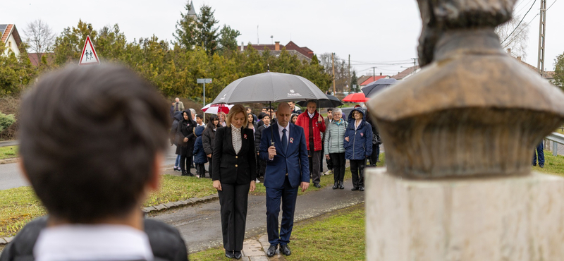 Kiállították az esőbe az iskolásokat az olaszliszkai megemlékezésen, miközben a politikusok ernyő alatt álltak