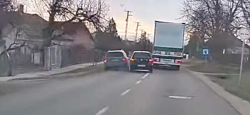 Egymást törte össze két szabálytalanul előző autós Sárszentmihályon – videó